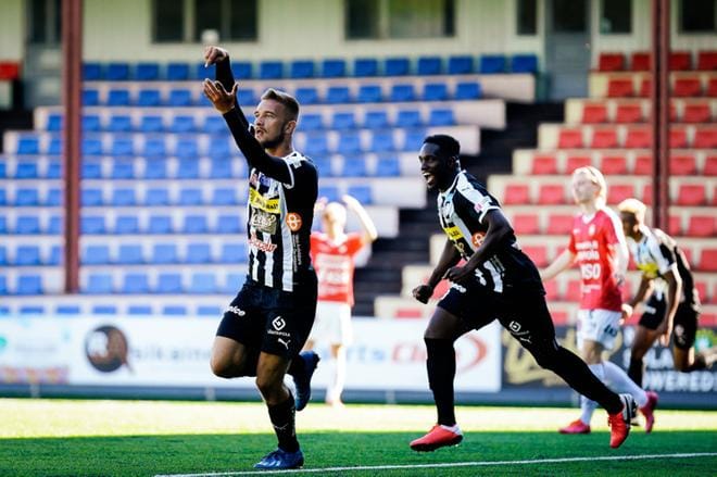 Samu Alanko otti tuuletukseensa mallia Bayern Münchenin Serge Gnabrylta. Takana iloitsee Jeff Addai. KUVA: SAMPPA TOIVONEN