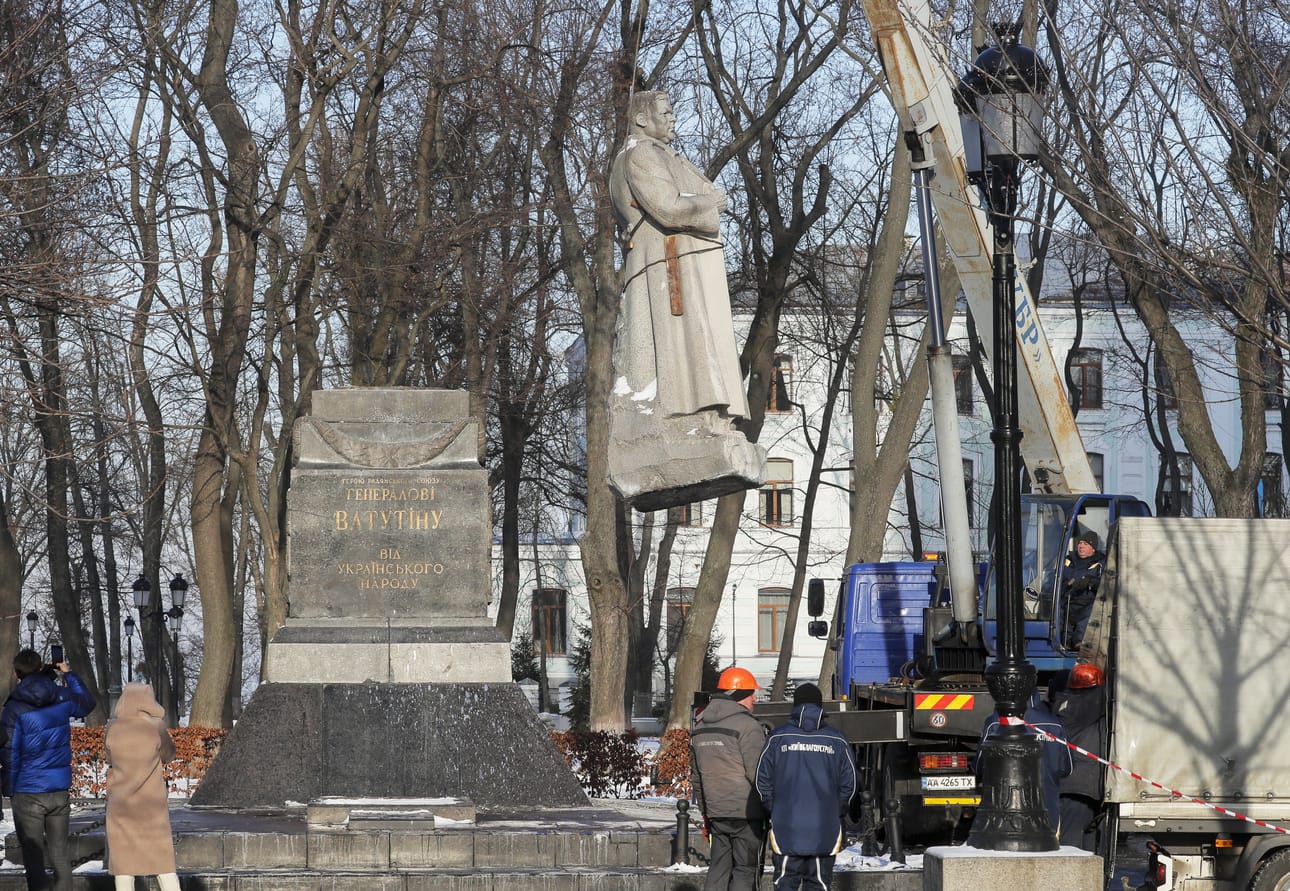 Kiovassa poistettiin neuvostokenraali Nikolay Vatutin patsasta torstaina.