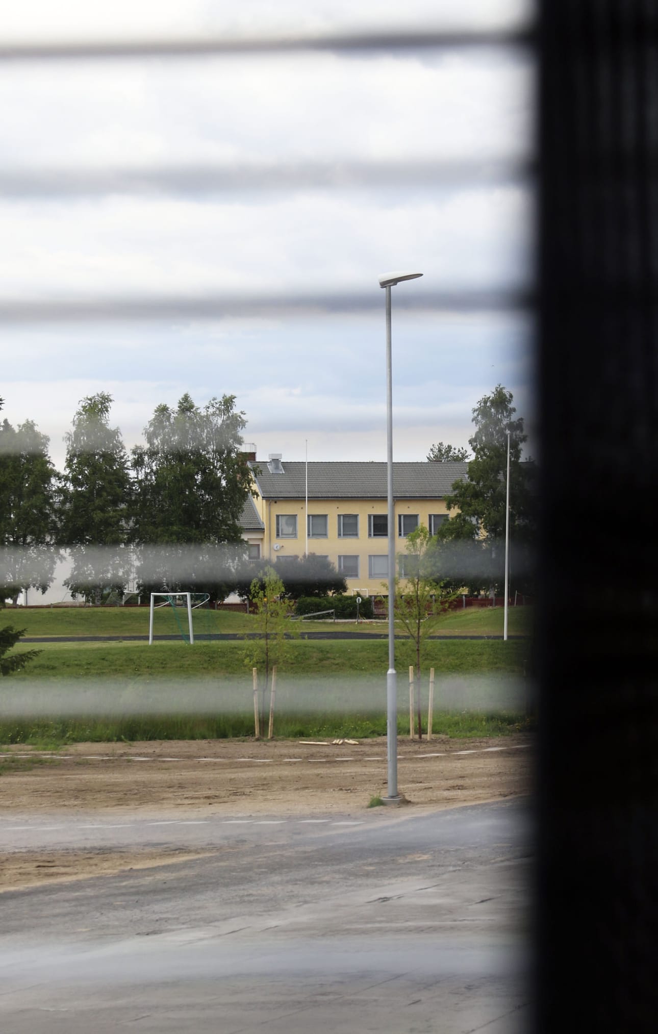 Ikkunasta näkyy vanha Kirkkomännikön koulu.