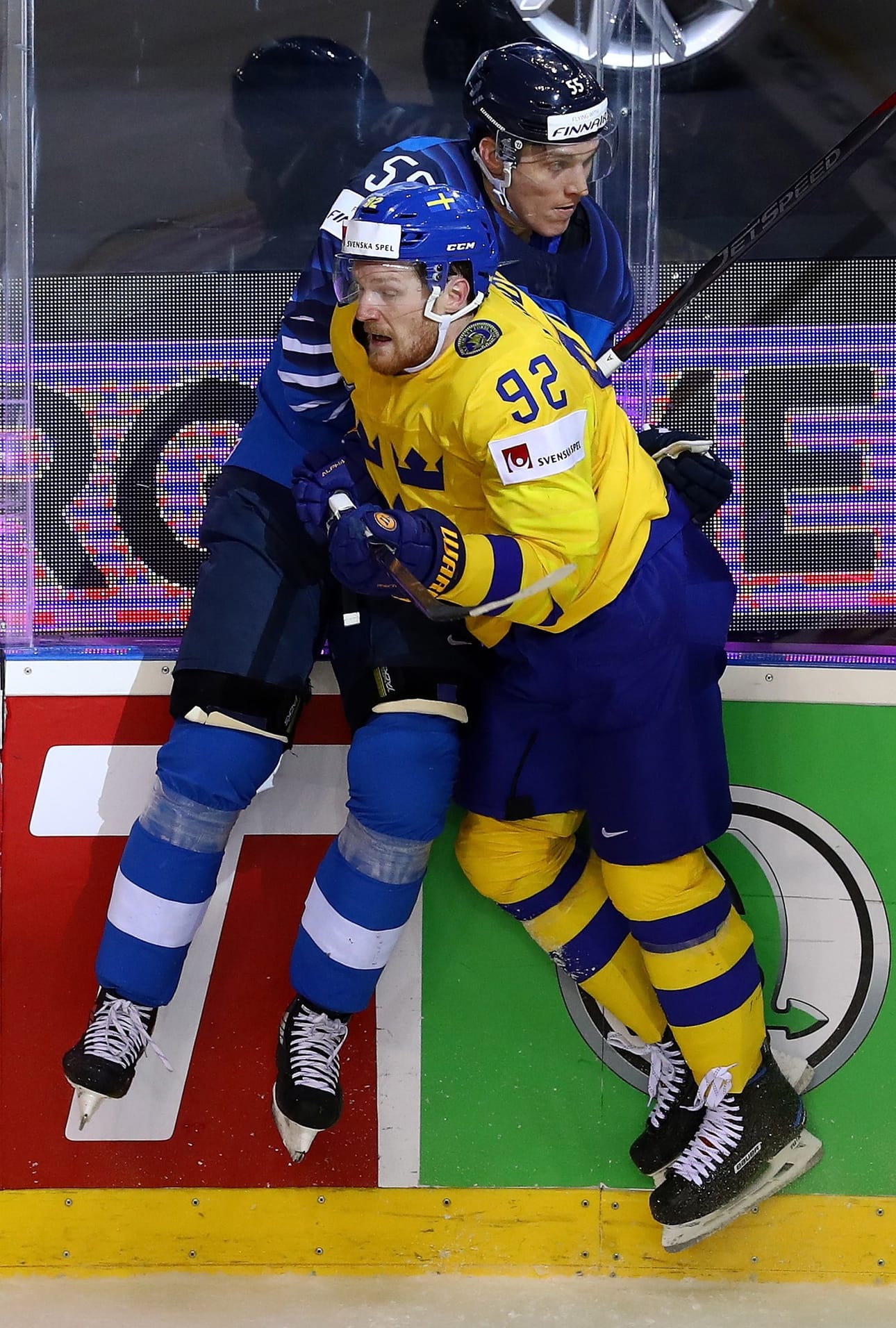 Atte Ohtamaa ja Gabriel Landeskog kamppailemassa MM-puolivälierässä.