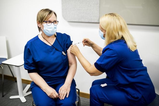 Seinäjoen keskussairaalassa lähihoitaja Anne Niemelän rokotti keskiviikkona Satu Toivola. KUVA: KRISTA LUOMA