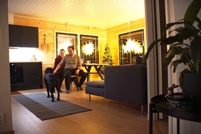 Henri ja Kiia-Maija pääsivät jouluksi uuteen kotiin – Jurmun nuoripari päätti rakentaa hirsitalon Sarakylään