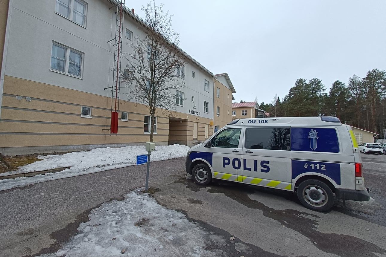 Poliisilla operaatio Oulun Kaijonharjussa, kerrostalohuoneiston terassilla poliisin eristysnauhat