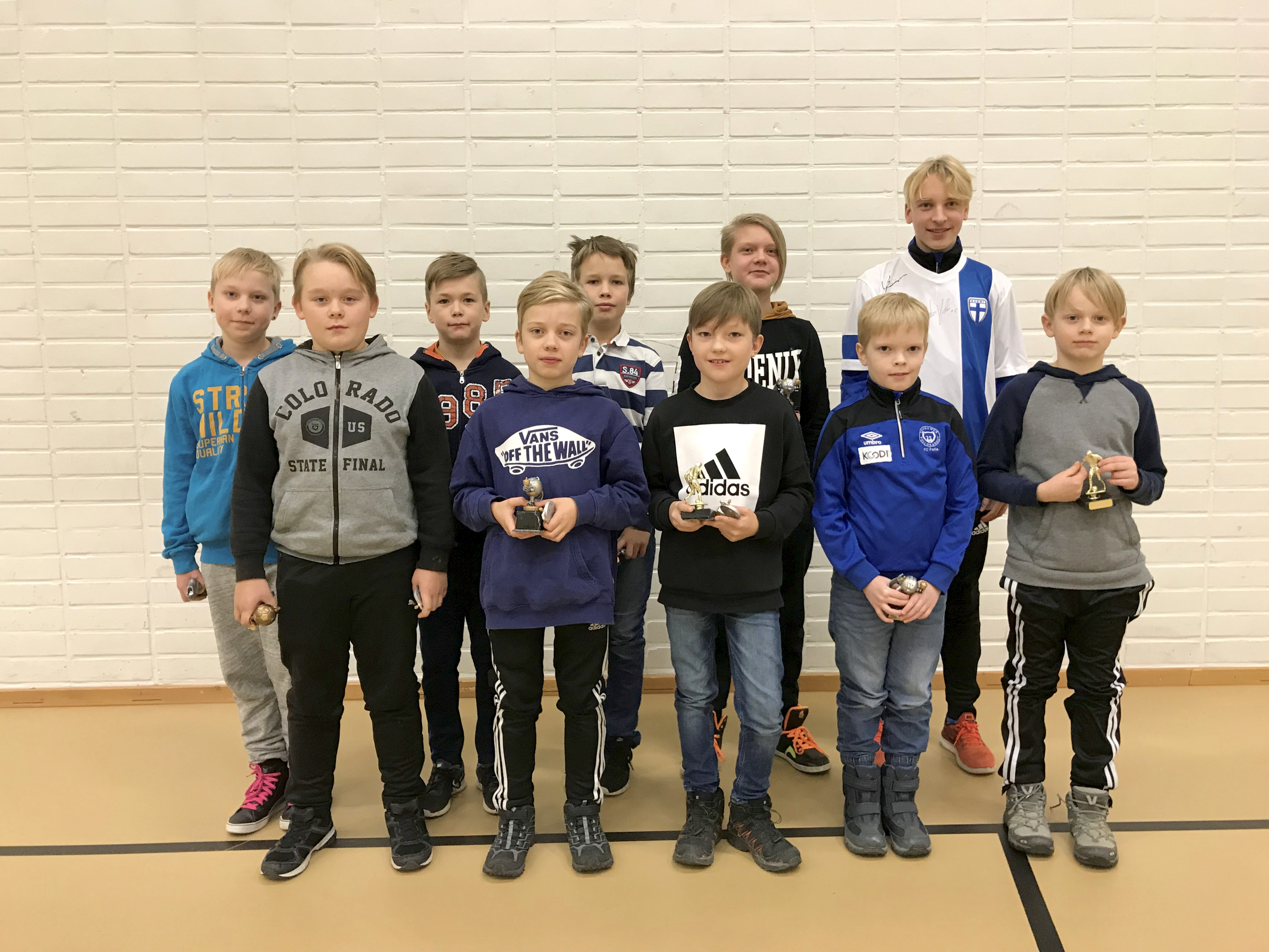 FC PaKan jalkapalloilijoita palkittiin kauden päättäjäisissä viime torstaina. Kuvassa palkituista Tuukka Pitkänen ( takana vas. ), Aapo Murtovaara, Paul Juumajärvi, Roni Säkkinen ja Eelis Karjalainen sekä Topias Törmänen ( edessä vas. ), Eemil Pesämaa, Tomas Määttä, Taneli Ylisirniö ja Tuukka Timonen.