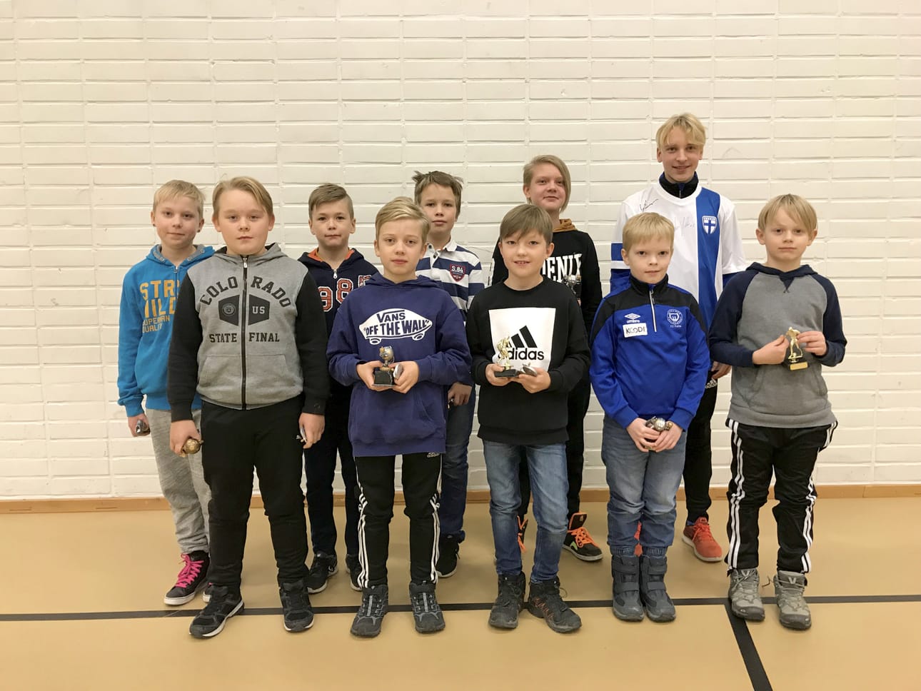 FC PaKan jalkapalloilijoita palkittiin kauden päättäjäisissä viime torstaina. Kuvassa palkituista Tuukka Pitkänen ( takana vas. ), Aapo Murtovaara, Paul Juumajärvi, Roni Säkkinen ja Eelis Karjalainen sekä Topias Törmänen ( edessä vas. ), Eemil Pesämaa, Tomas Määttä, Taneli Ylisirniö ja Tuukka Timonen.