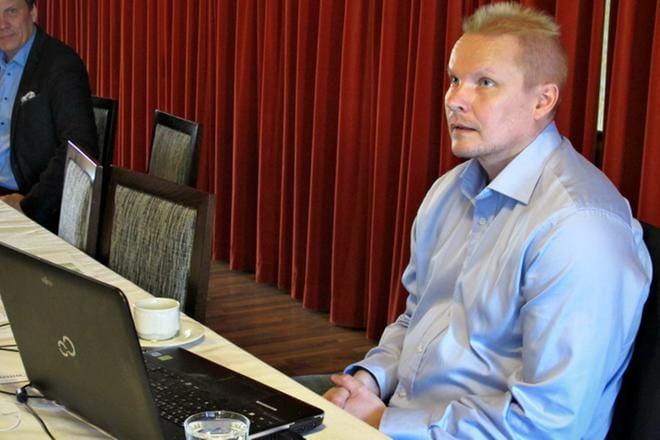 Käsikirjan toimittaja Vesa Tiensuu ei halunnut antaa kirjassaan valmiita vastauksia vaan herättää yrittäjissä kysymyksiä. KUVA: JARI VALTEE