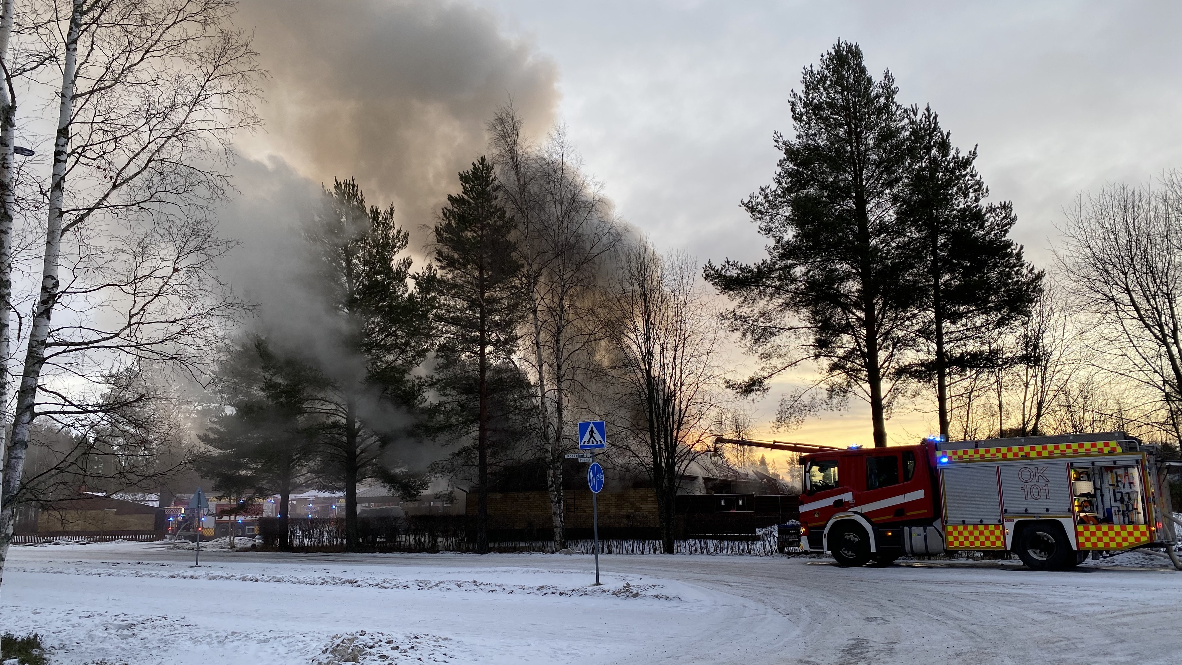 Lukija lähetti kuvan rivitalon sammutustöistä.