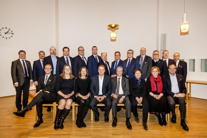 Kaupunkipolitiikan puolestapuhujat kokoontuivat kuvaan Seinäjoen valtuustosaliin ennen keskiviikon yhteiskokousta. KUVA: KRISTA LUOMA
