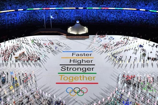 Tokion olympialaisten avajaiset olivat perjantaina samaan aikaan, kun kisojen vastustajat osoittivat mieltään toisaalla kaupungissa ja stadionin ulkopuolella. Kuva: Lehtikuva / AFP