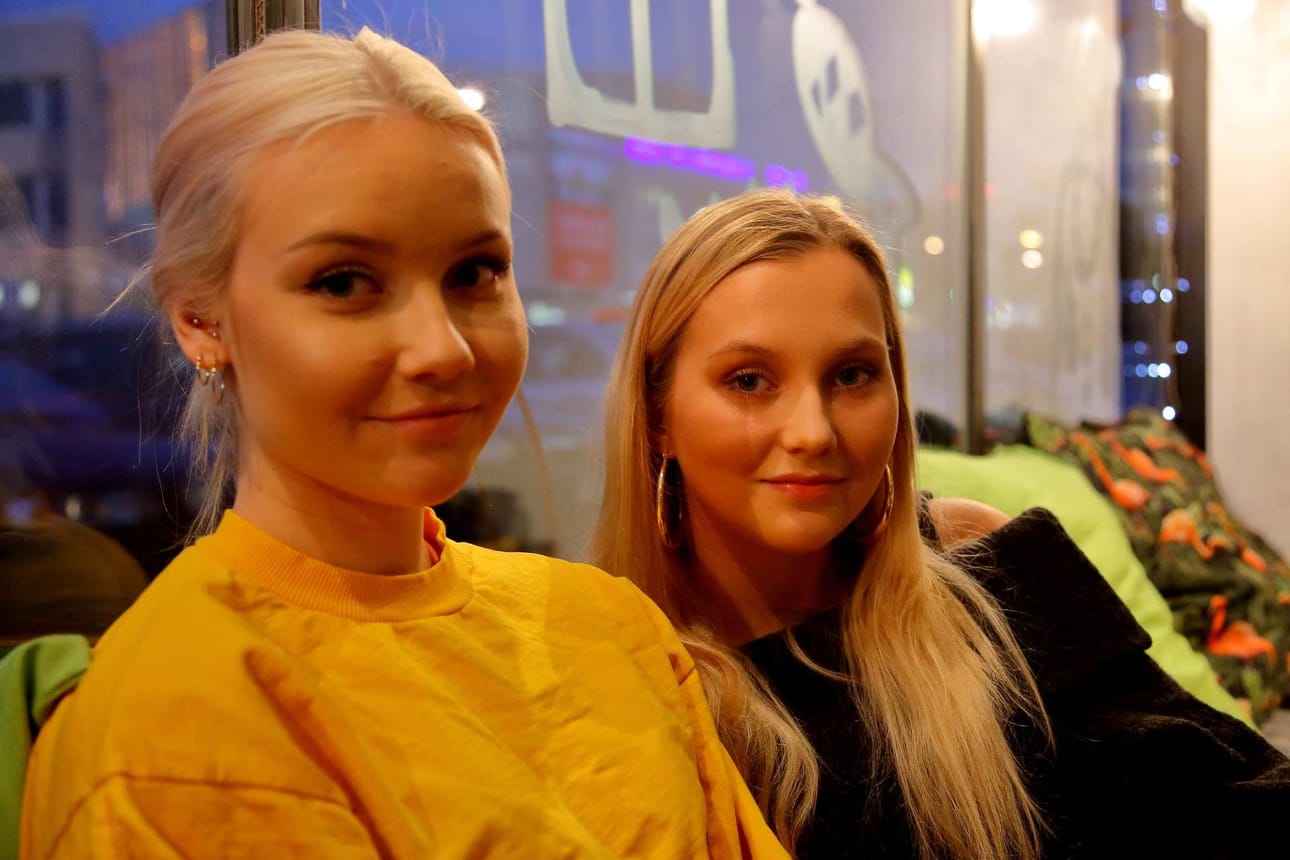 Sonja Sippala käy vielä Raahen lukiota ja Jutta Myllykoski pääsi juuri ylioppilaaksi. –Elokuvaan pääseminen on sellainen tilaisuus, jota ei tule välttämättä ikinä enää toista kertaa, tytöt toteavat.