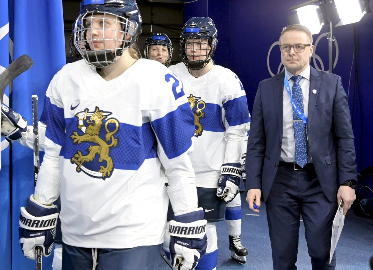 Julia Liikala ja Jenniina Nylund pelaavat Pekingissä Juuso Toivolan ohjeistamina.