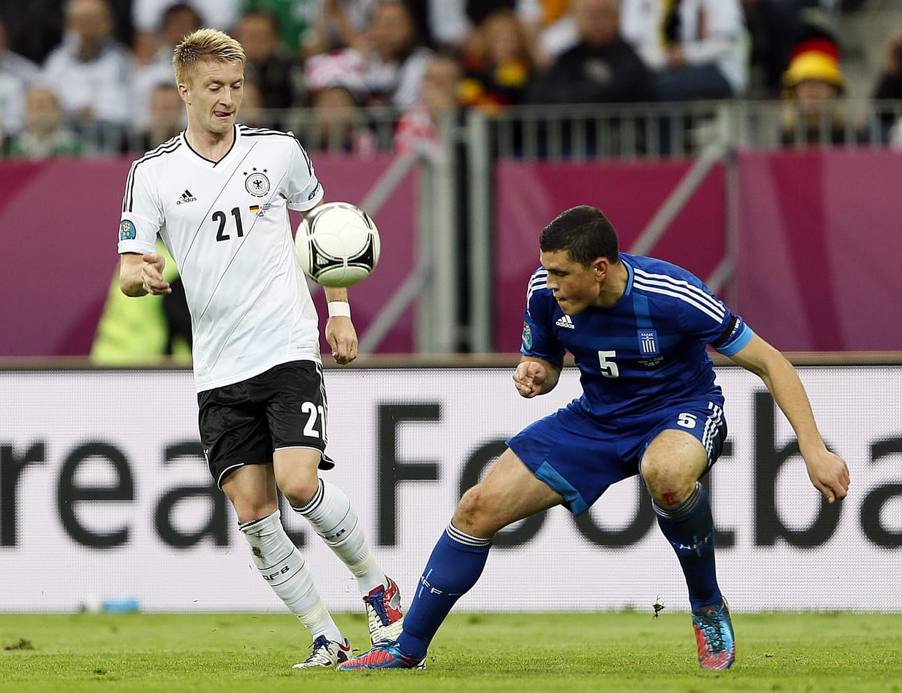 Saksan Marco Reus (vas.) taistelee Kreikan Kyriakos Papadopoulosin kanssa.