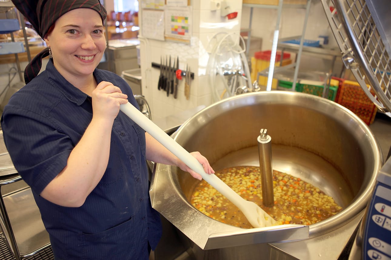 Emäntä Anneli Anttila valmisti tiistaina lihakeittoa Raahen lukion valmistuskeittiöllä. Noin 300 ruokailijalle kuluu 35 kiloa perunaa. ”Perunan ja porkkanan hinnat ovat nousseet aivan hirveästi”, hän kertoo.
