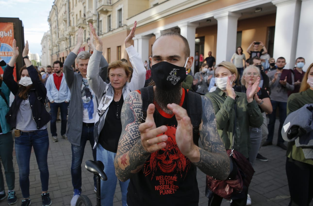 Mielenosoittajat taputtivat perinteiseen tapaan käsiään hallituksen vastaisessa protestissa.