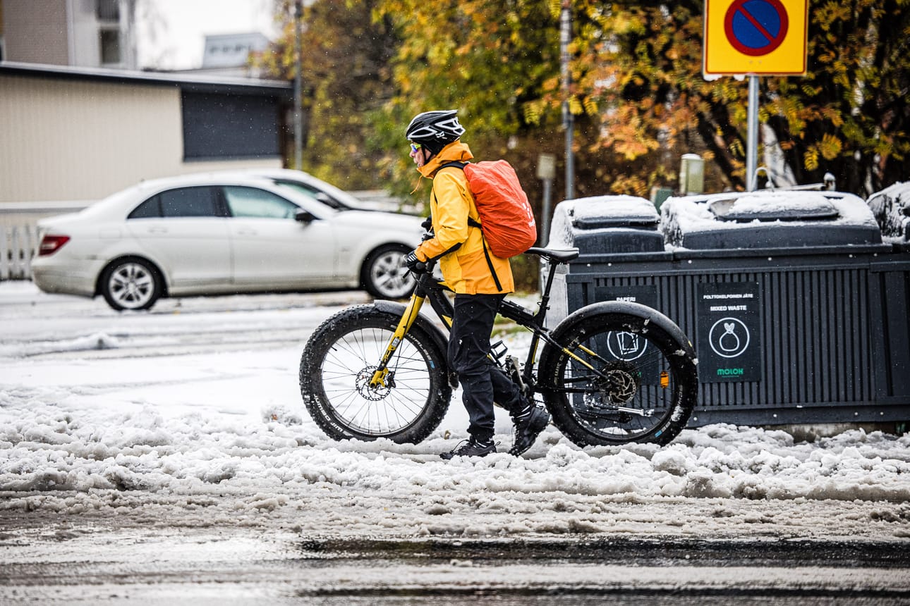 Myös pyörätiet ovat paksun lumisohjon peittämiä.