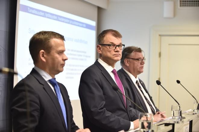 Petteri Orpo (kok.), Juha Sipilä (kesk.) ja Timo Soini (ps.) esittelivät tiistaina uusia päätöksiä, joilla hallitus yrittää saavuttaa kaksi vuotta sitten kaudelleen asettamansa tavoitteet. KUVA: Kimmo Penttinen