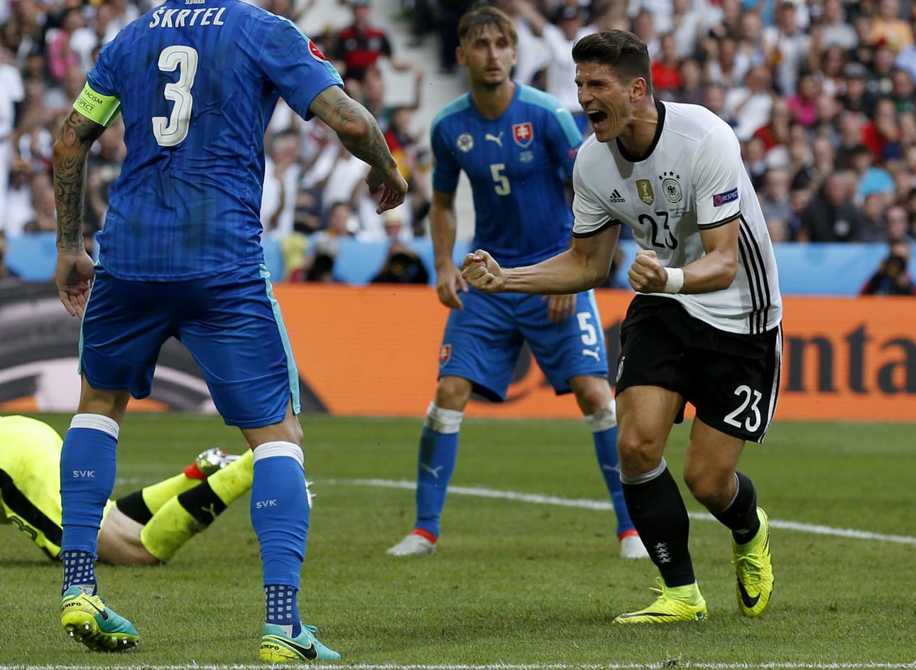 Saksan Mario Gomez juhlii 2-0-maalia.