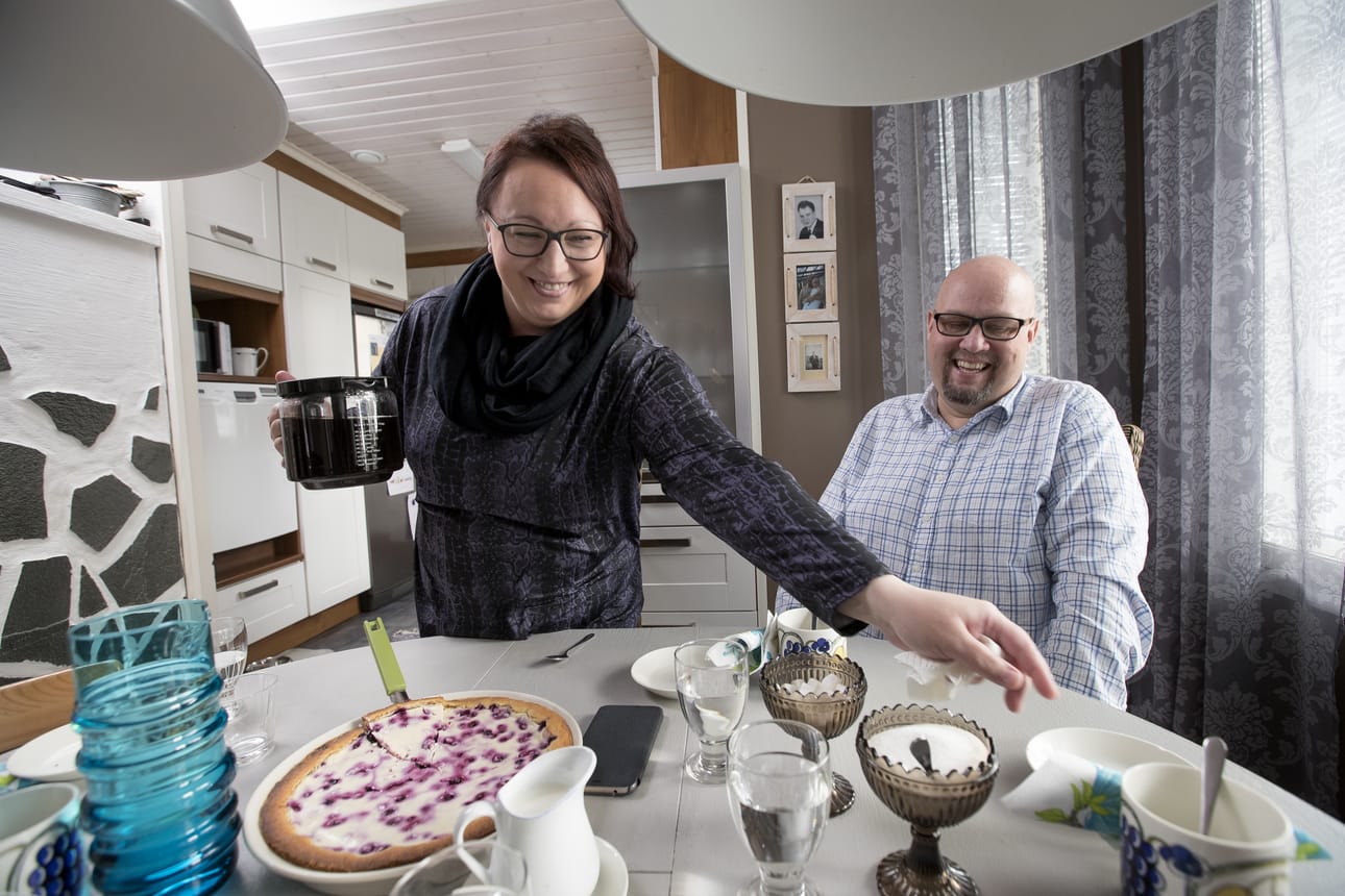 –Tavallinen nuha merkitsee minulla yleensä keuhkonkuumetta, Janne Mattila sanoo. Eliina Mattila huolehtii hygieniasta ja siitä, että sairaat ihmiset eivät vieraile talossa.