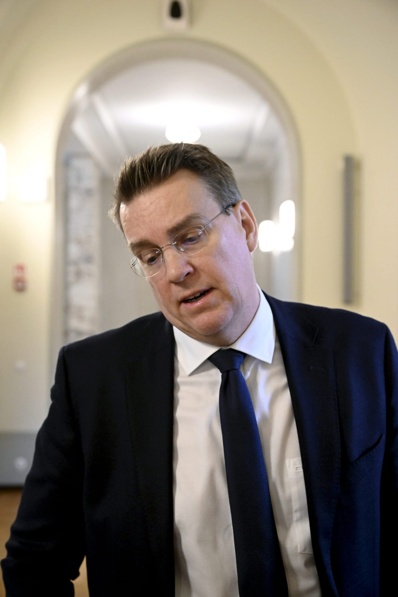 Kokoomuksen kansanedustaja Martin Paasi eduskunnan sosiaali- ja terveysvaliokunnan kokouksen tauolla.