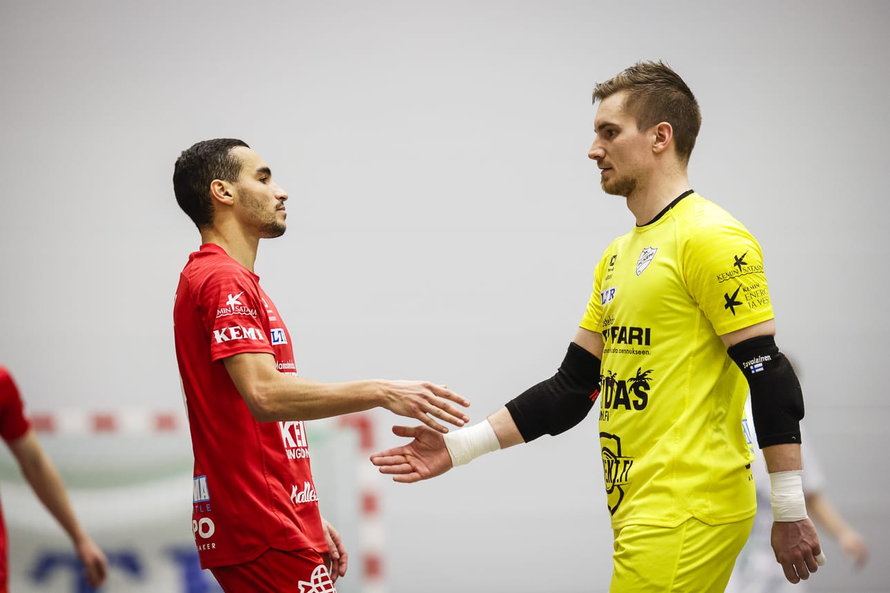 Anass Nasser ja maalivahti Juha-Matti Savolainen tekivät Ylivieskassa maalin mieheen.