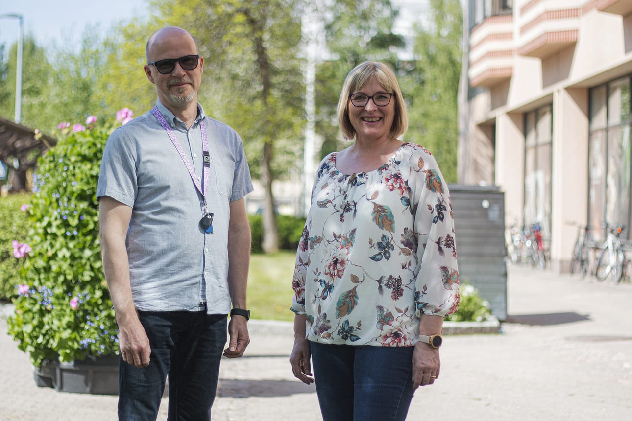 Pohjois-Pohjanmaan Yrittäjien puheenjohtaja Jussi Riikonen ja toimitusjohtaja Marjo Kolehmainen ovat ylpeitä siitä, miten hyvin yhteistyö yrittäjäverkoston ja sidosryhmien välillä on onnistunut. ”Työn monipaikkaistuminen on iso juttu ja tulee näkymään myös tulevaisuudessa. Meidän pitää olla yrittäjäjärjestössä koko ajan hermolla tai jopa askeleen edellä, mutta silti kuitenkin yrittäjän rinnalla niin hyvissä kuin huonoissa hetkissä”, Marjo Kolehmainen sanoo.