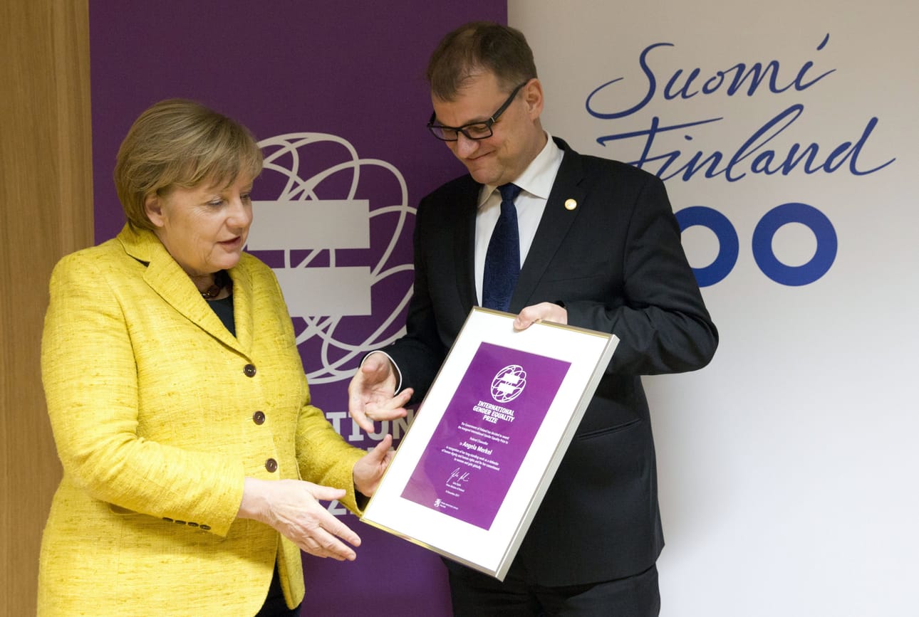 Saksan liittokansleri Angela Merkel sai Suomen hallituksen jakaman kansainvälisen tasa-arvopalkinnon. Kyse on aivan uudesta tunnustuksesta. Pääministeri Juha Sipilä luovutti palkinnon Merkelille Brysselissä torstaina.