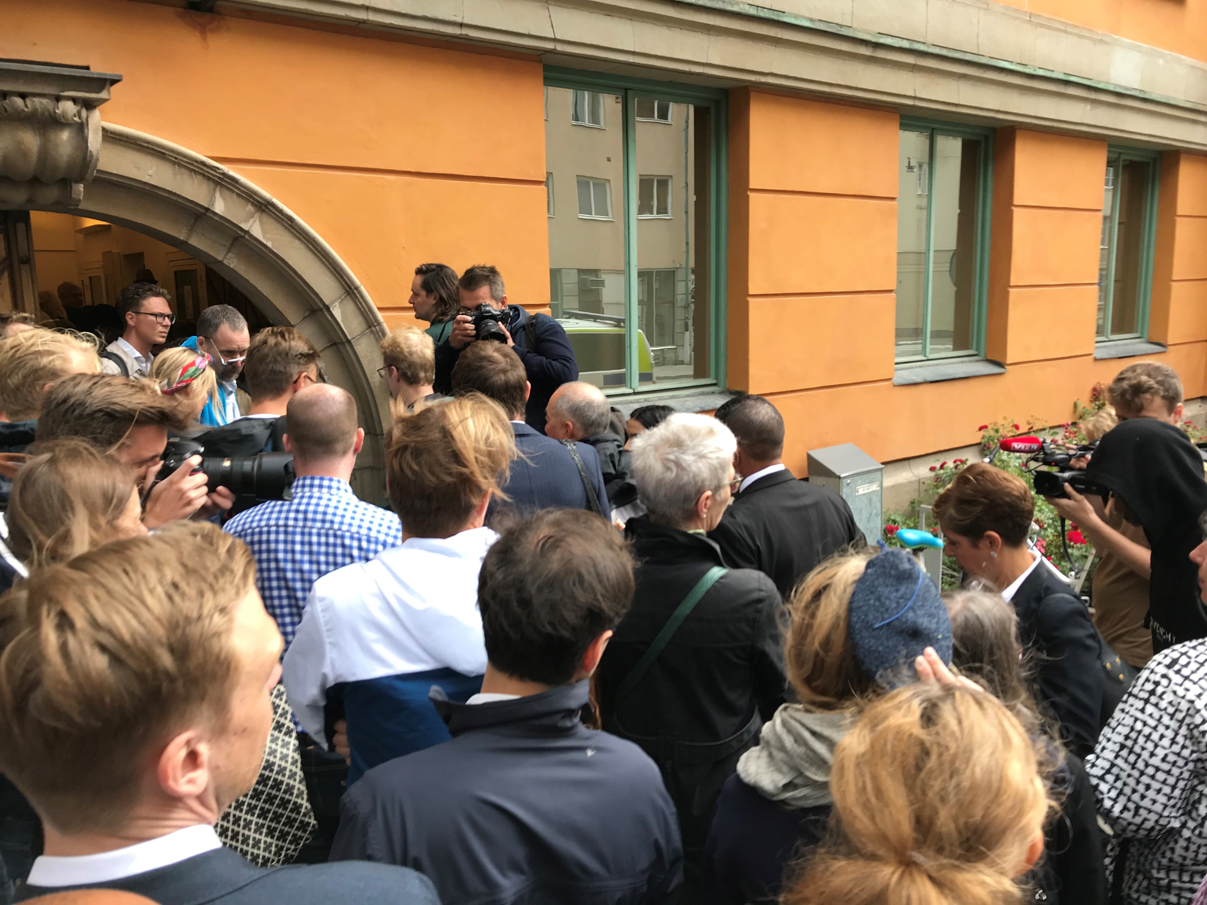 Useat tiedotusvälineiden edustajat jonottivat aamulla pääsyä oikeudenkäyntiin.