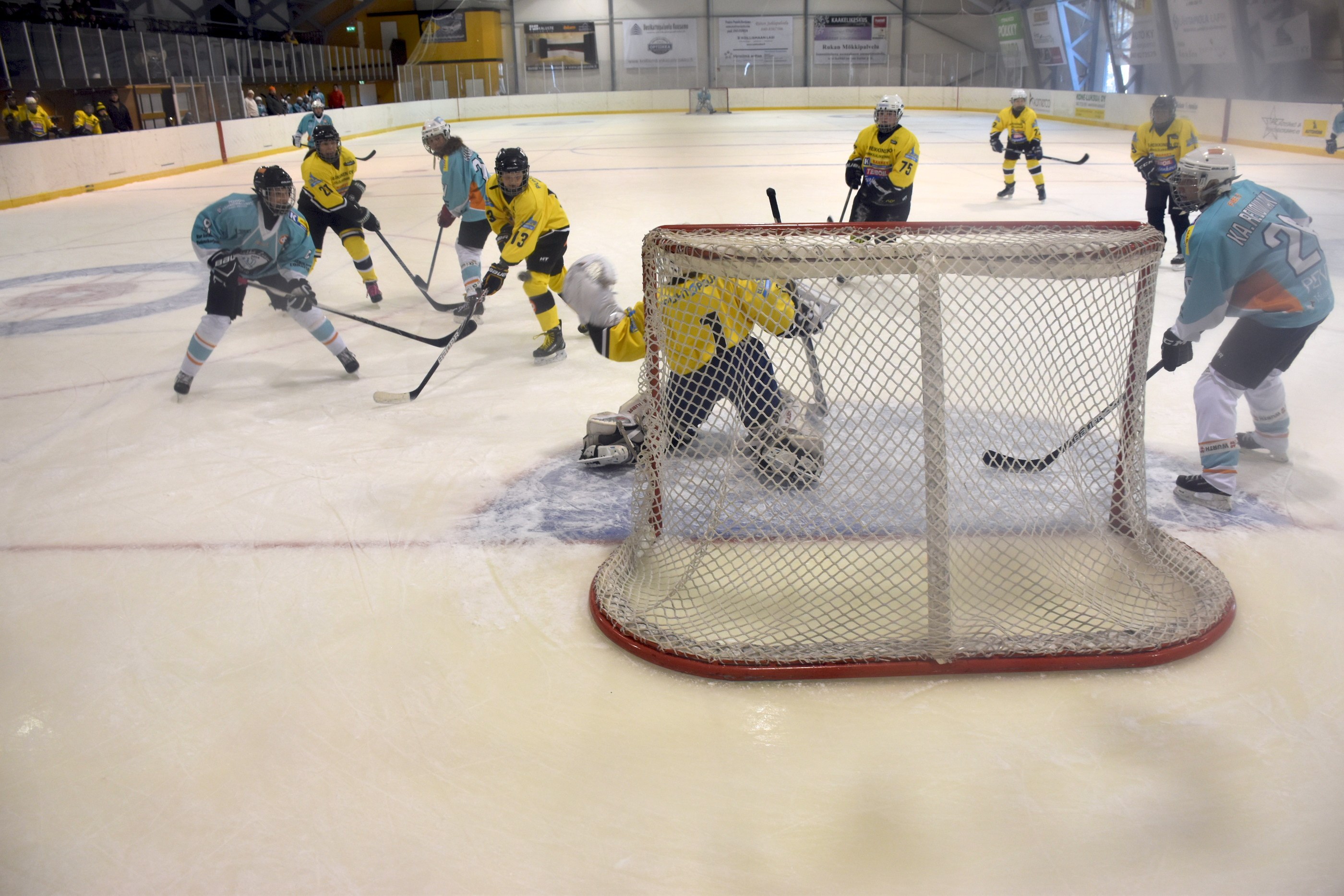 Lätkälissut voitti turnauksen ensimmäisessä pelissä Suomussalmen 5-4. Maalilla kärkkymässä Katja Revonmäki (26) (oik.) sekä vasemmalla Inka Hokkanen (8) ja Veera Ruokanen (21).