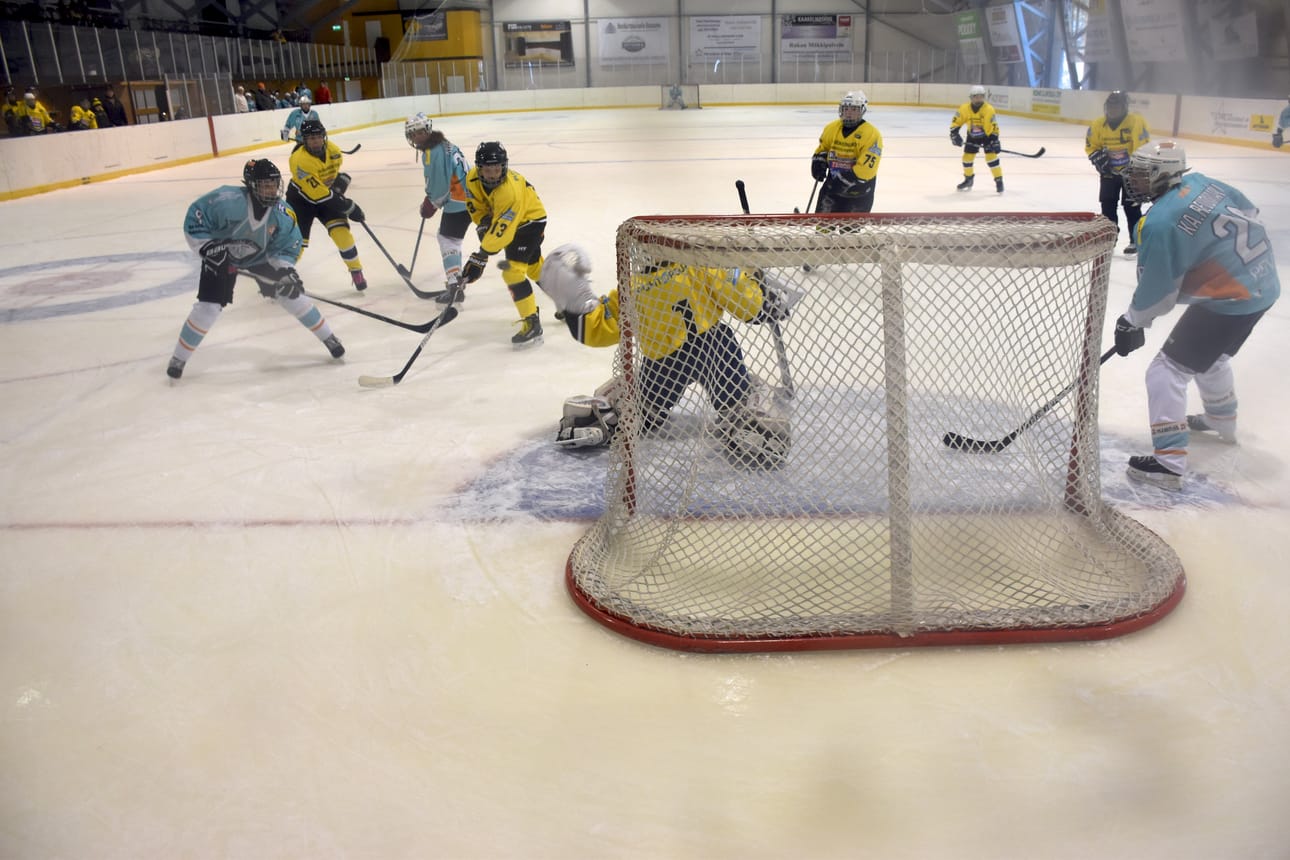 Lätkälissut voitti turnauksen ensimmäisessä pelissä Suomussalmen 5-4. Maalilla kärkkymässä Katja Revonmäki (26) (oik.) sekä vasemmalla Inka Hokkanen (8) ja Veera Ruokanen (21).