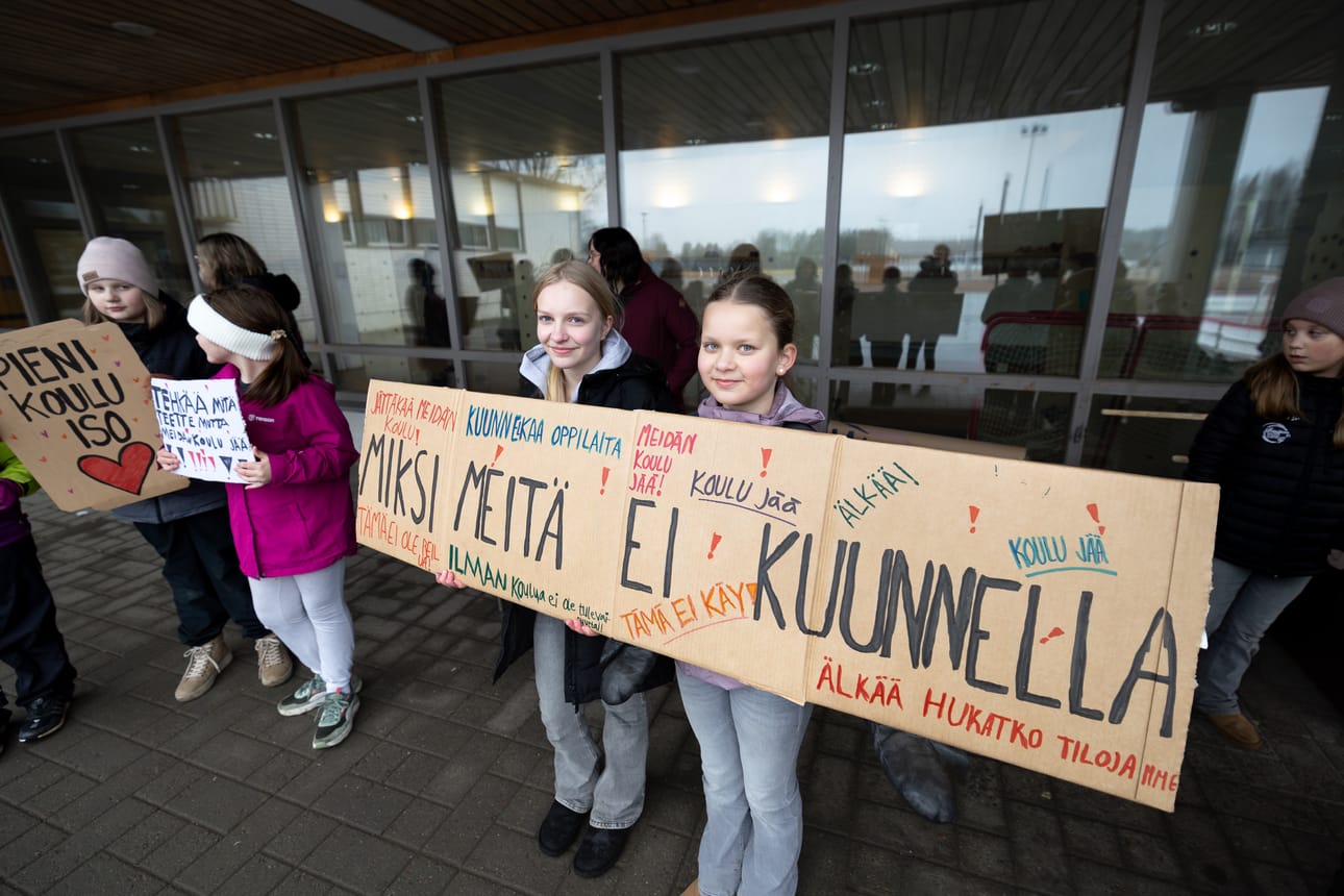 Peräseinäjoen Alaviitalan koulu on yksi lakkautusuhan alla olevista kouluista Maaliskuussa koulun oppilaat järjestävät vanhempien avustuksella mielenosoituksen koulunsa puolesta.