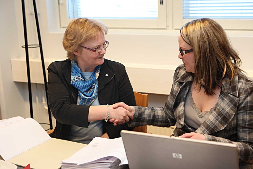 Rakennus Miilukangas Oy:n toimitusjohtaja Eija Sorjamaa (vas.) ja PPO Kiinteistöt Oy:n toimitusjohtaja Kati Peltomaa allekirjoittivat kauppakeskuksen urakkasopimuksen keskiviikkona Raahessa.
