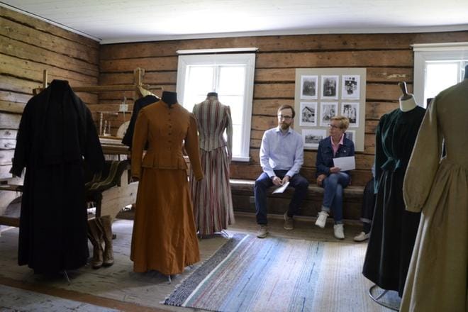 Jurvan museon alakerran Suutupaan koottu näyttely esittelee pitäjän ensimmäisiä muotivaatteita 1800- ja 1900-lukujen taitteesta. Kaikki näytillä olevat pukimet ovat pyhävaatteita, mikä vuoksi ne ovat säilyneet jälkipolville asti.