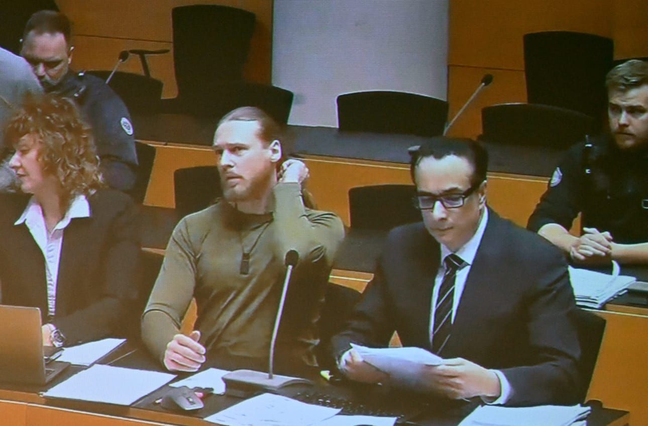 Syyttäjä vaatii Voislav Tordenille (keskellä) elinkautista vankeusrangaistusta viidestä sotarikoksesta. Torden on kiistänyt kaikki syytteet. LEHTIKUVA / Jussi Nukari