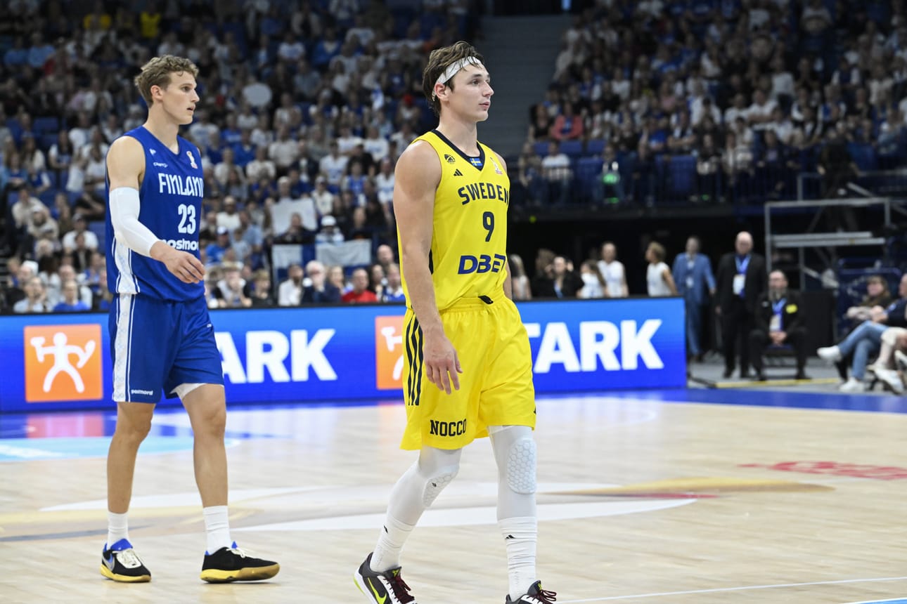 Suomi–Ruotsi-ottelun NBA-tähdistä Pelle Larsson (oik.) oli Lauri Markkasta taitavampi.
