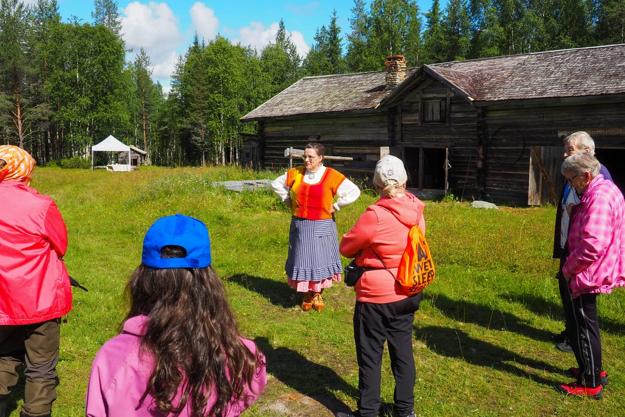 Savukoskella juhlittiin 110-vuotista historiaa tutustumalla eri puolilla kuntaa sijaitseviin museokohteisiin. Kulttuuri- ja markkinointisihteeri Susanna Schwartz-Matero kertoi Tarkkalan historiasta.