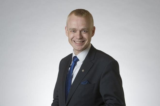 Kokoomuksen kansanedustaja ja puolustusvaliokunnan jäsen Timo Heinonen on tyytyväinen Suomen nykyiseen turvallisuuspoliittiseen linjaan. Kuva: Kimmo Brandt / Compic / Eduskunta