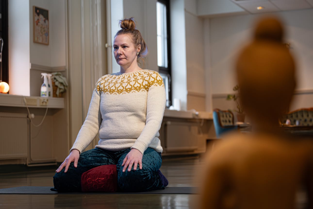 Jooganopettaja Mia Ulvila voi vuosia sitten elämässään huonosti. Jooga muutti hänen elämänsä suunnan. Nyt hän opettaa muille, miten yksinkertaisilla harjoituksilla voi rauhoittaa ylikierroksilla käyvää hermostoa. Ne perustuvat parasympaattisen hermoston tärkeimmän osan, vagushermon aktivoimiseen.