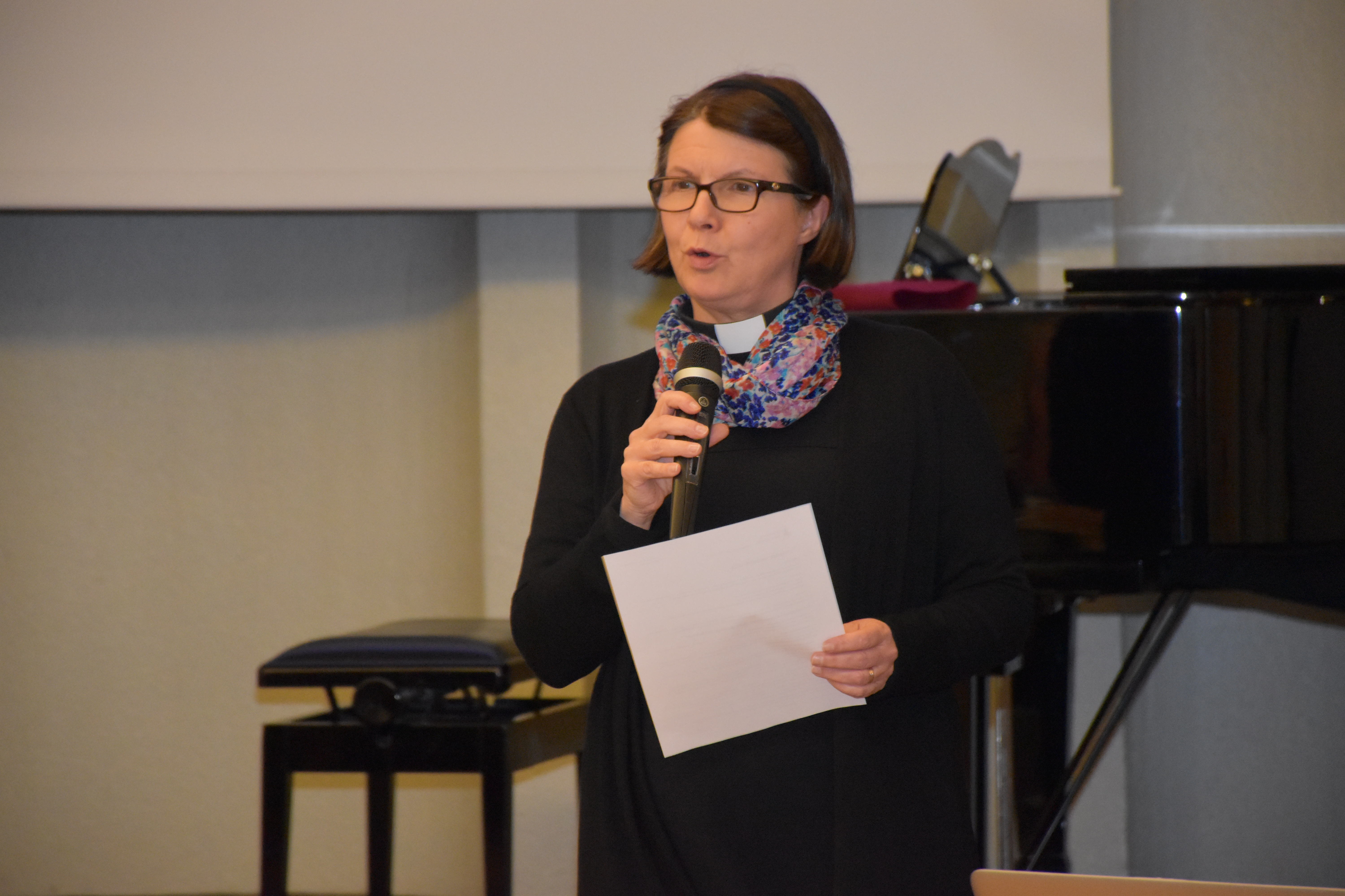 Kirkkoherra Taina Manninen esitteli valtuuston seuraaville kahdeksalle vuodelle hyväksymän seurakunnan strategian.