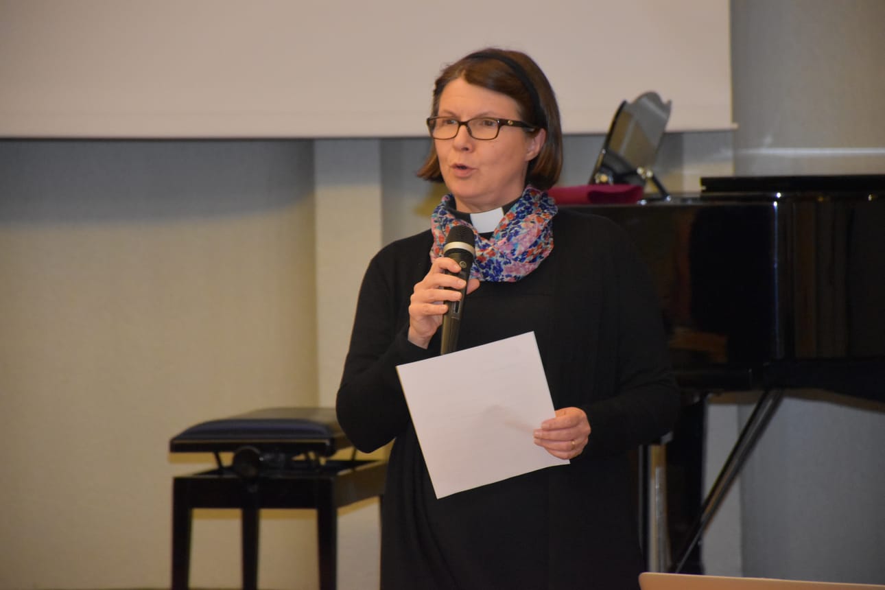 Kirkkoherra Taina Manninen esitteli valtuuston seuraaville kahdeksalle vuodelle hyväksymän seurakunnan strategian.