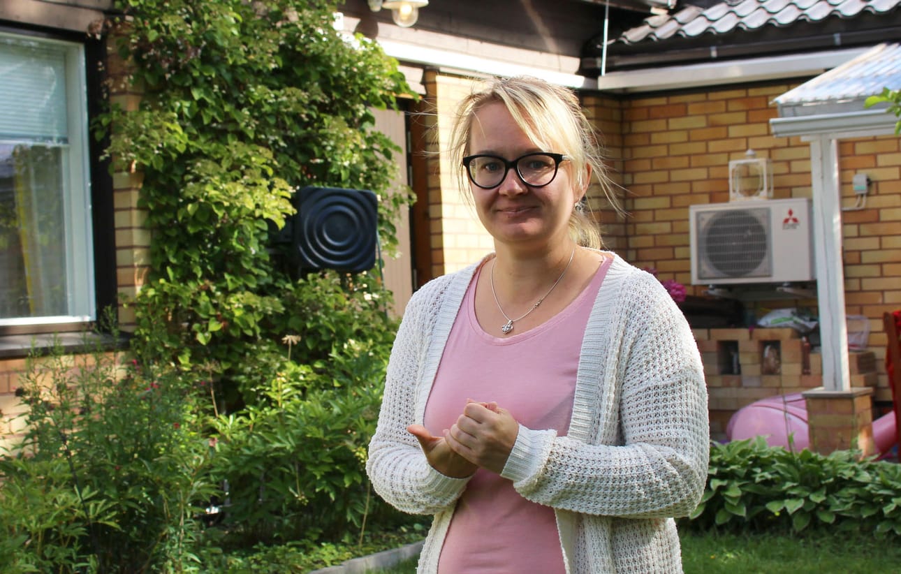 Jonna Neulikko on nainen Kotisairaanhoito Neulikon takana.