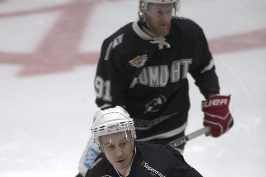 Etualalla luisteleva Mika Kujanpää (3+1) ja Mika Halava (0+4) olivat KoMun tehomiehiä myös IFK Lepplax -ottelussa. KUVA: JARNO PELLINEN