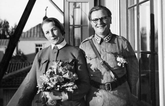 Laurilat juhlistamassa Eevan syntymäpäiviä (24.6.1895) ja hääpäiväänsä (24.6.1920) asuntonsa parvekkeella vuonna 1941.