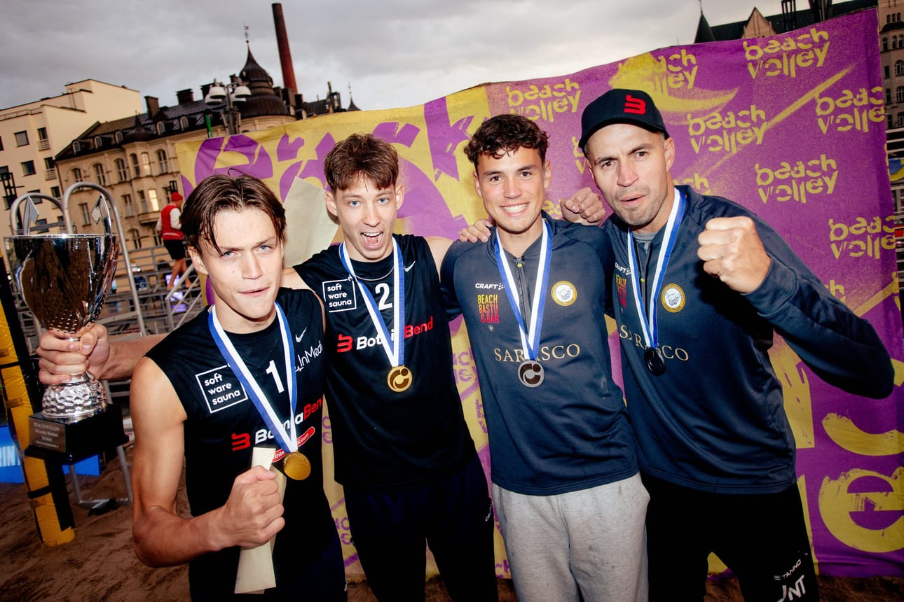 Konsta Viljamaa (vas.) ja Kaapo Vanhatupa pelasivat beach volleyn Suomen mestareiksi. Konstan vuotta vanhempi veli Veeti (toinen oik.) ja poikien isä Jarmo saivat hopeamitalit.