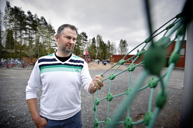 Hyllykallion koulun pihalla sijaitsevat maaliverkot rikottiin viime viikolla jo toistamiseen. Vararehtorin mukaa koulun piha näyttää viikonlopun jälkeen siltä kuin festivaaleja olisi vietetty. Sotkeminen on ongelma monilla muillakin kouluilla. Kuva: Tomi Kosonen
