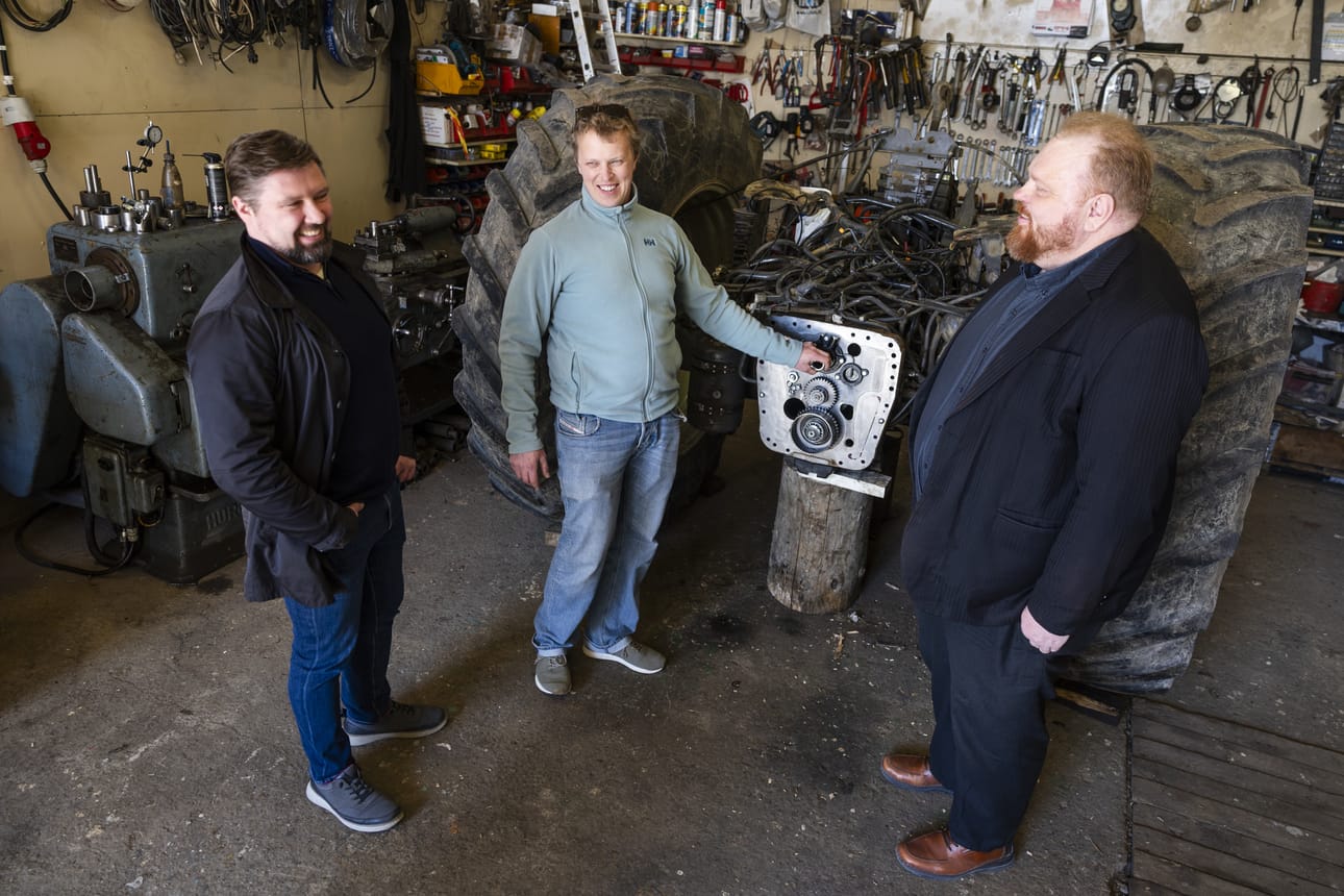Täyssähkötraktorin prototyyppi rakennetaan puretun traktorin päälle. Matias Aura, Juho Könnö ja Tero Frondelius tuottivat käytetyn Valtran Ranskasta.