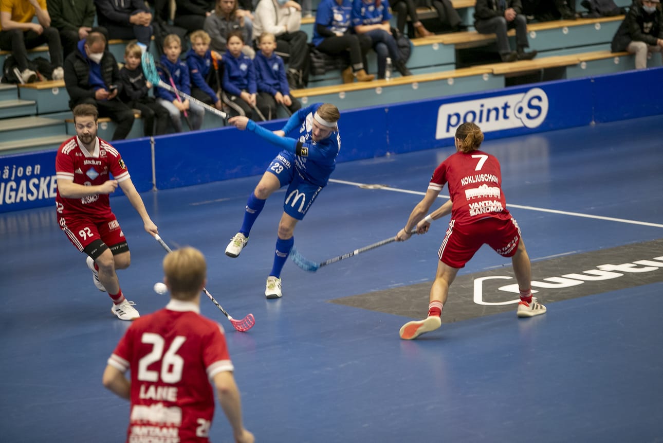 Jymyn Eetu Sariola laukoi kaksi komeaa maalia. Arkistokuva.