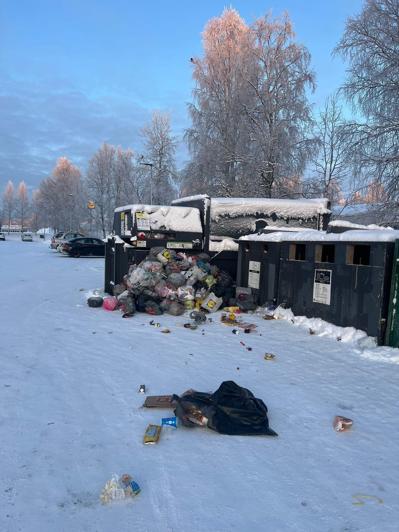 Lukijan kuvassa lauantaina 3. tammikuuta Kuusamon Citymarketin keräysastian edessä oli kokonainen vuori roskasäkkejä, jotka eivät olleet mahtuneet.