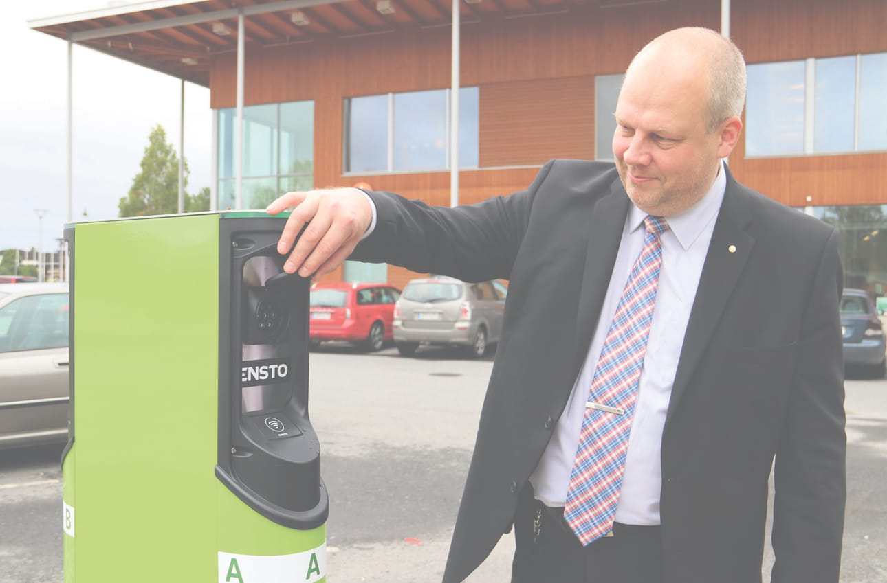 LImingan Osuuspankin toimitusjohtaja Petteri Juusola uskoo latauspisteella olevan käyttöä.