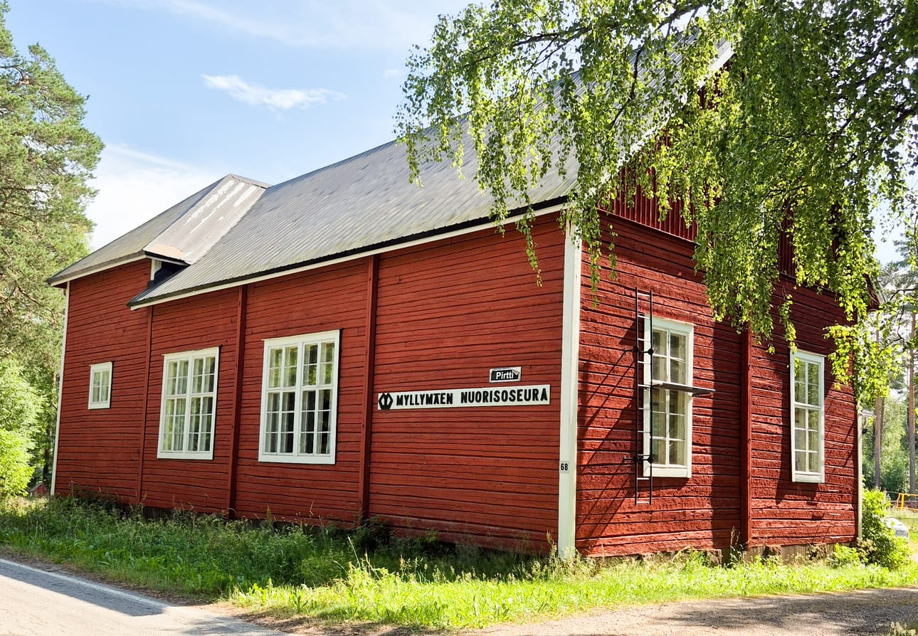 Kylätalo Pirtti kuvattuna vuonna 2025.