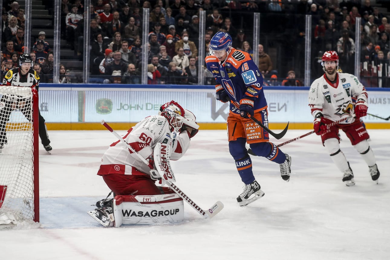 Sportin maalivahti Rasmus Reijola (vas) on kahminut kiekon räpyläänsä ennen kuin Tapparan Veli-Matti Savinainen (kesk) ehtii yrittämään maalintekoa.